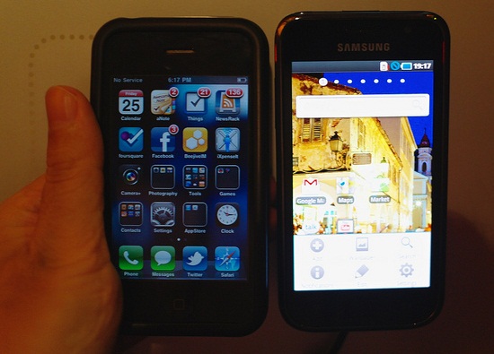 iphone-vs-galaxy-smartphone
